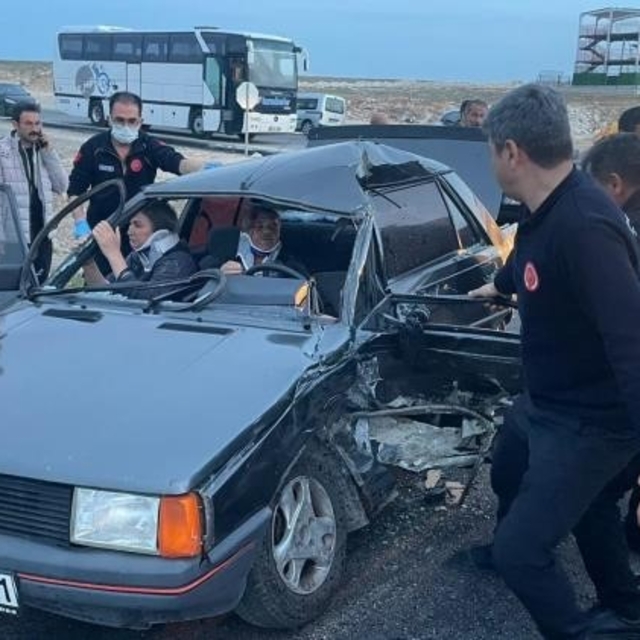 Kaza sonrası araçta sıkışan karı kocayı itfaiye kurtardı