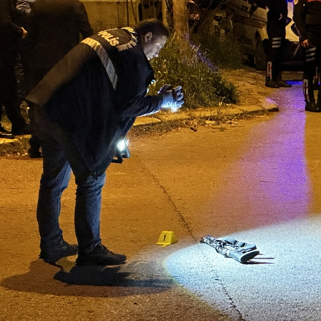 Polisle 3 sokak boyunca çatıştı, okul önünde vurularak etkisiz hale getiril...