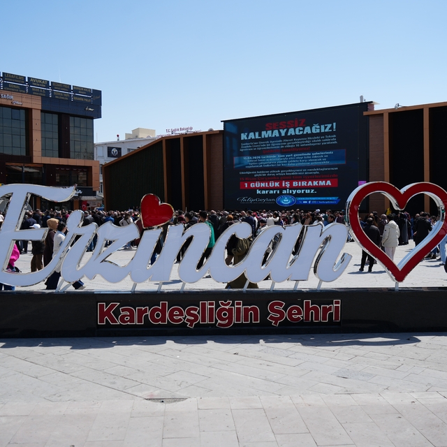 Erzincan'da öğretmenler şiddete karşı toplandı