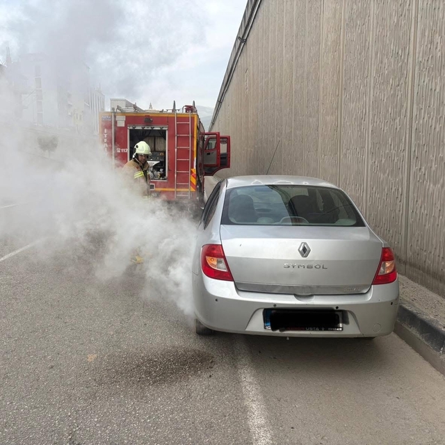 İskenderun'da otomobil yangını