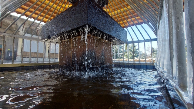 Erzurum'da "dört mevsim" bir arada: Bir yanda kar esareti, bir yanda Palandöken'de kayak, bir yanda parklarda bahar keyfi, bir yanda buz tutan şadırvanlar
Erzurum'da nisan zıtlığı