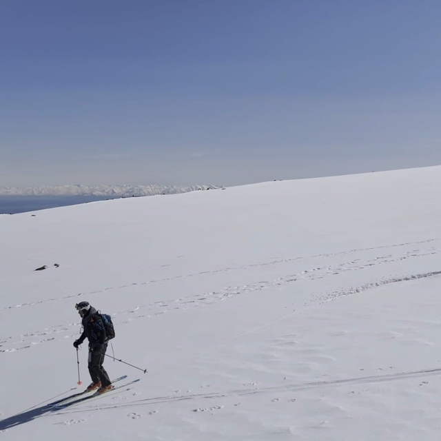 Polonyalı dağcılar Süphan Dağı'ndan kayakla indi