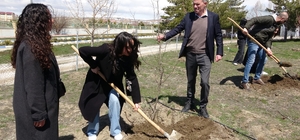 Van'da geleceğin diplomatları toprakla bağ kurdu Van YYÜ yerleşkesinde fidanlar toprakla buluştu