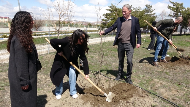 Van'da geleceğin diplomatları toprakla bağ kurdu
Van YYÜ yerleşkesinde fidanlar toprakla buluştu