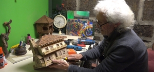 Emekli olduktan sonra yaptığı ahşap maket evler beğeni topluyor