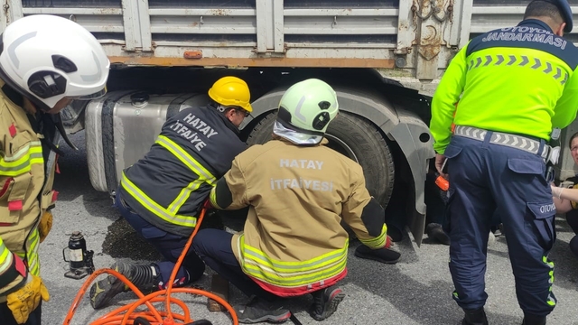 Tır şoförü, kendi tırını tamir ettiği esnada aracın hareket etmesiyle ezilerek can verdi