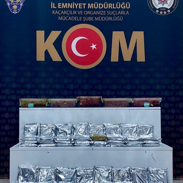 Kars'ta kaçakçılık operasyonu: Binlerce makaron ve kilolarca tütün ele geçi...