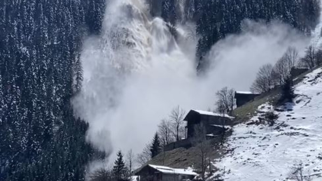 Trabzon'da çığ düşme anı kamerada