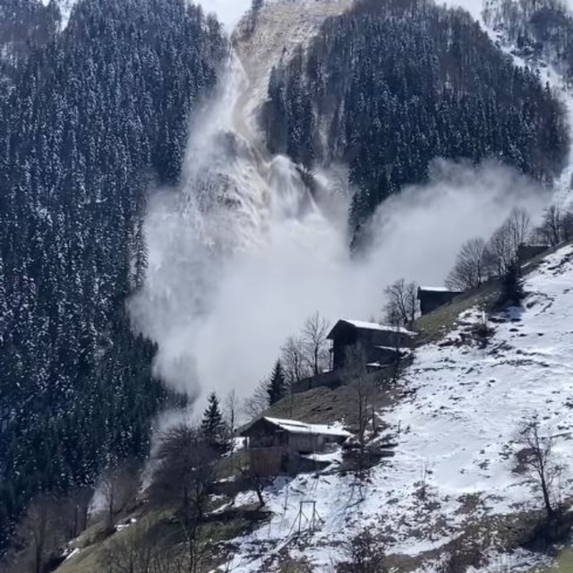 Trabzon'da çığ düşme anı kamerada
