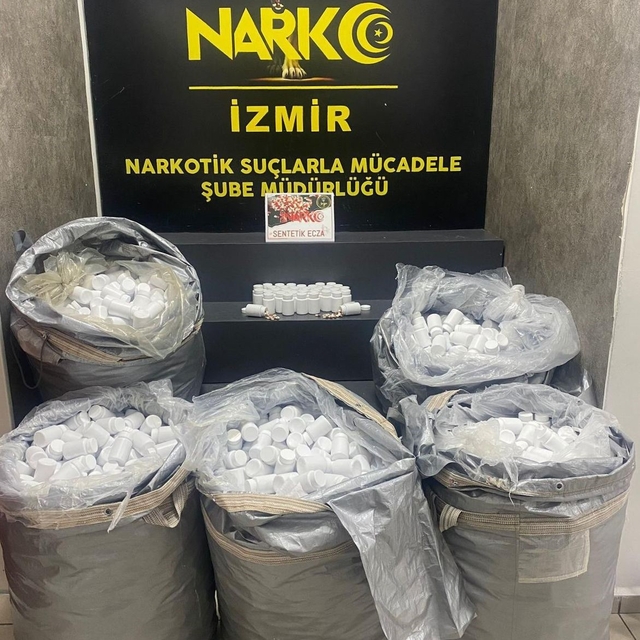 İzmir'de durdurulan araçtan 156 bin uyuşturucu hap çıktı