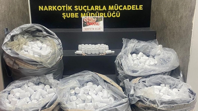 İzmir'de durdurulan araçtan 156 bin uyuşturucu hap çıktı