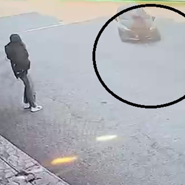 Karşıya geçmeye çalışan kadına otomobil çarptı: Kaza anı kamerada