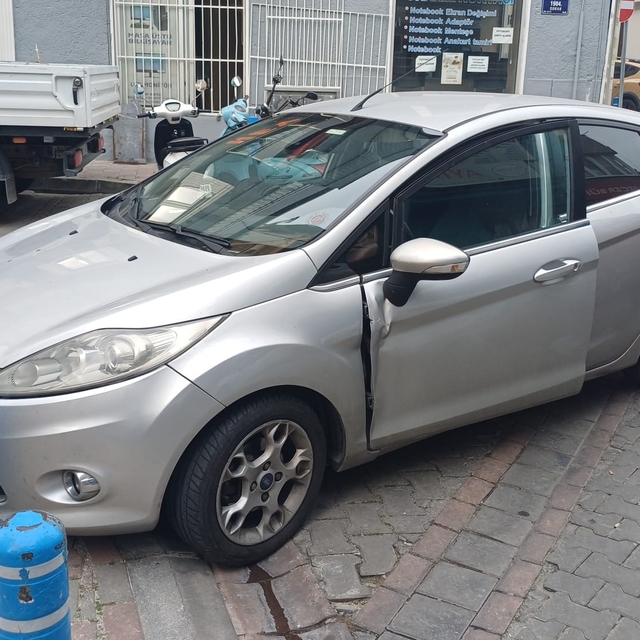 El frenini çekmeyi unutunca canından oluyordu
Kaza sonrası araca asılan not...