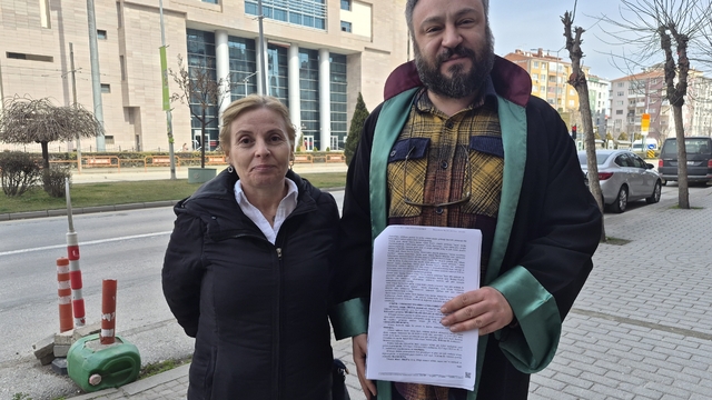 Eskişehir'de oğlu cinayete kurban giden annenin adalet arayışı
Anne Ümmü Aksu:
"Ben bir anne olarak toprağın altındaki evladıma yandım"
Av. Gencer Farmaka:
"Şu anda bu yargılamanın itiraz aşamaları sürmekte"