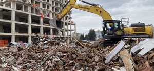 Eskişehir'de çöken binanın yanındaki riskli yapı da yıkıldı