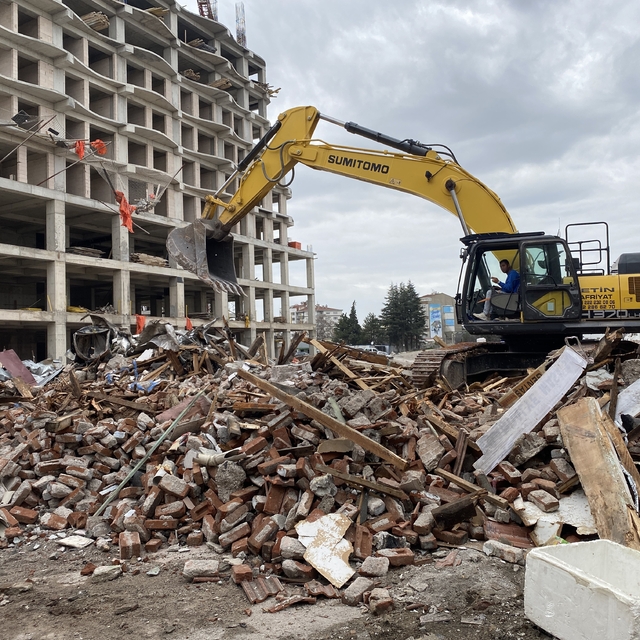 Eskişehir'de çöken binanın yanındaki riskli yapı da yıkıldı