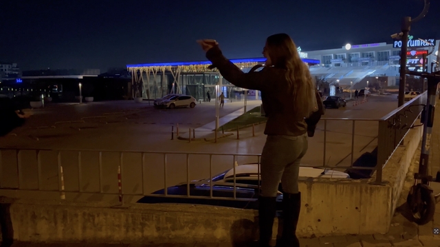 Bursa'da alkollü genç kızlar ortalığı karıştırdı, yol kenarında bekleyen sürücü ve aracına saldırdılar
Bursa'da genç sürücünün talihsiz gecesi, hem canına hem de malına kastettiler