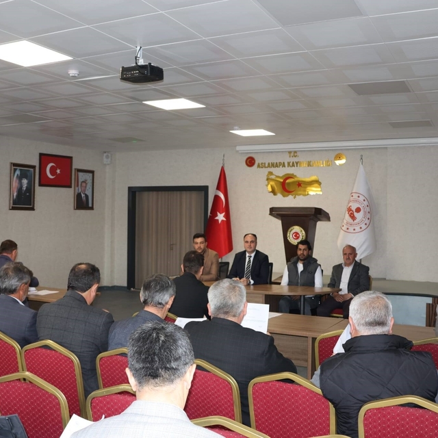Aslanapa Kaymakamı İsmail Tosun, köy muhtarlarıyla bir araya geldi