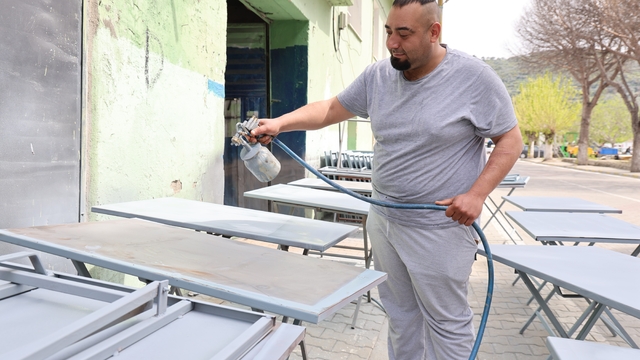 Cemiyetlerin vazgeçilmezi demir masalar sezona hazırlanıyor