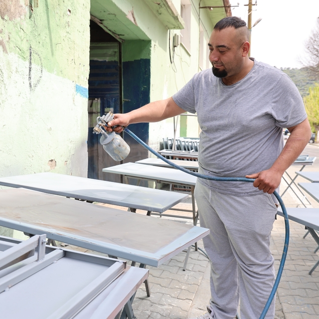 Cemiyetlerin vazgeçilmezi demir masalar sezona hazırlanıyor