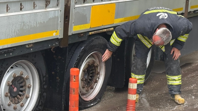 Lastiği patlayan tır yanmaktan son anda kurtarıldı