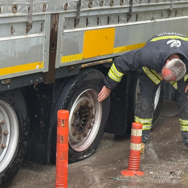 Lastiği patlayan tır yanmaktan son anda kurtarıldı