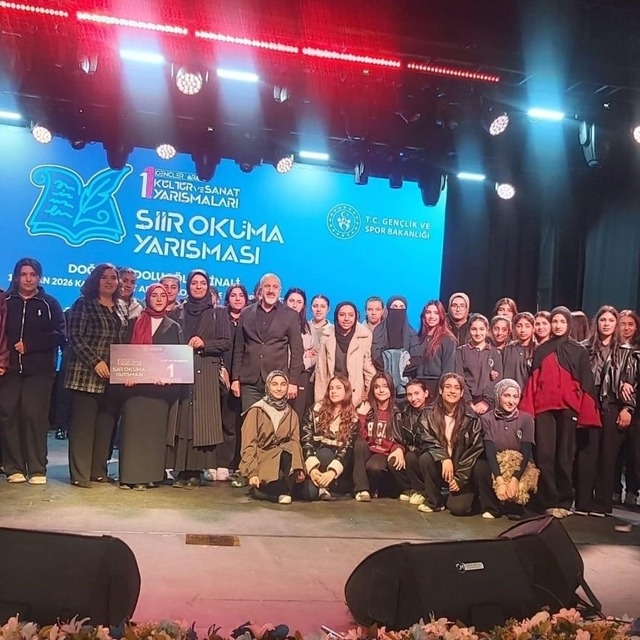 Akyakalı Aleyna Kurtbaş şiir okuma yarışmasında bölge birincisi oldu