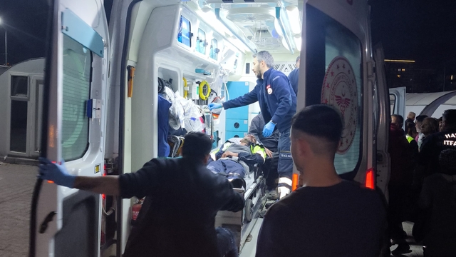 İskenderun'da konteyner yangınında 2 kişi dumandan etkilendi