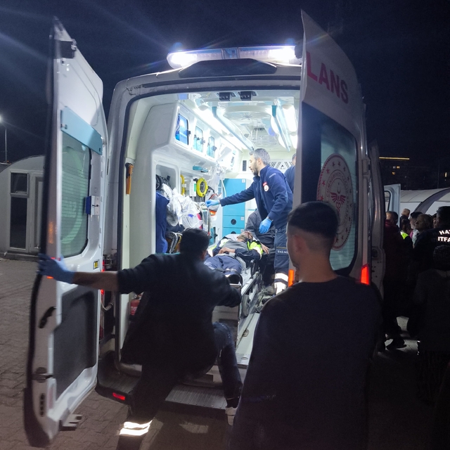 İskenderun'da konteyner yangınında 2 kişi dumandan etkilendi