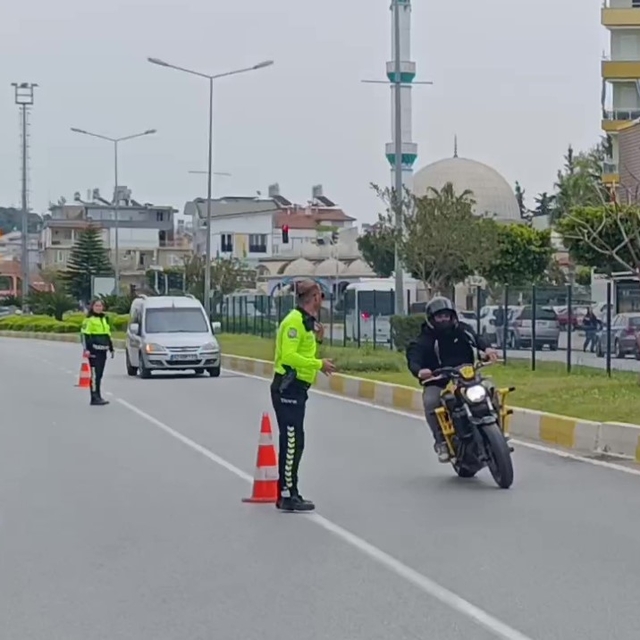 Motosikletini uygulama yapan polislerin üzerine sürüp kaçtı
