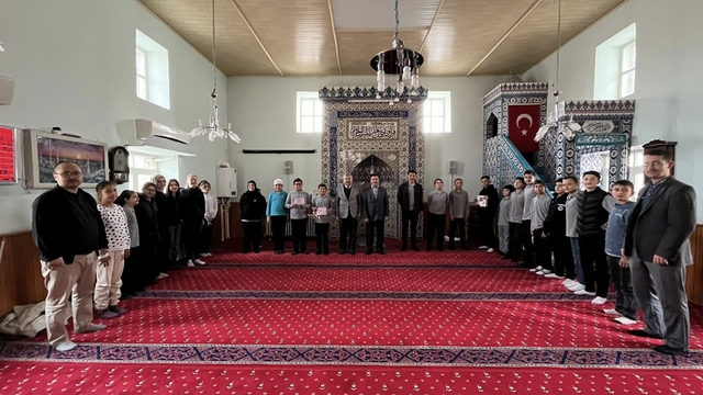 Hisarcık'taki camilerde müezzinlik yapan öğrenciler ödüllendirildi