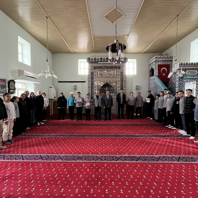 Hisarcık'taki camilerde müezzinlik yapan öğrenciler ödüllendirildi