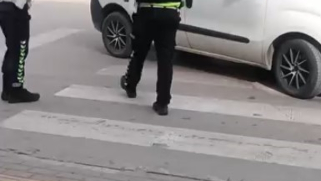 Ehliyetini kaptırdı yine de akıllanmadı
Dur ihtarına uymayıp polisten kaçan sürücünün ehliyetine daha önce el konulduğu ortaya çıktı
Polise yakalanan ehliyetsiz sürücü 415 bin TL trafik cezası yedi