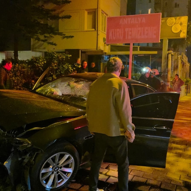 Antalya'da kontrolden çıkan lüks otomobil duvara çarptı: 1 ölü