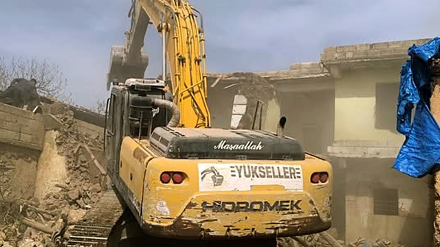 Araban'da depremde hasar gören binaların yıkımına devam ediliyor