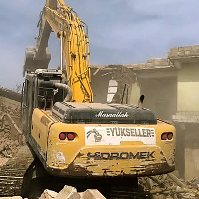 Araban'da depremde hasar gören binaların yıkımına devam ediliyor