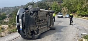 Alanya'da refüje çarpan hafif ticari araç devrildi: 1 yaralı