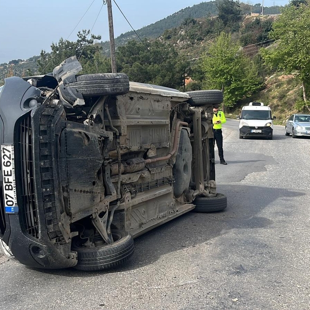 Alanya'da refüje çarpan hafif ticari araç devrildi: 1 yaralı