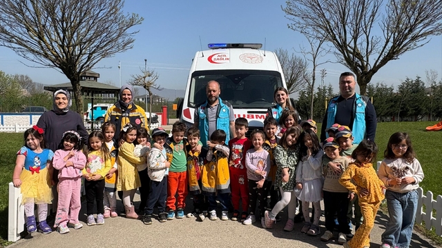 Minik öğrencilere diş eğitimi ve 112 tanıtımı yapıldı