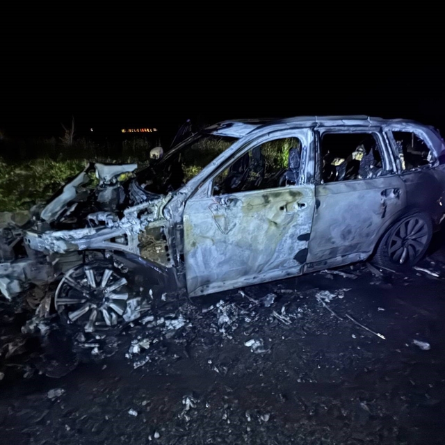 Kaputundan duman çıkan jip alevlere teslim oldu