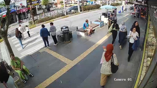 Yayalara çarpan motosiklet sürücüsü yaralılar yerde yatarken olay yerinden kaçtı
Plakasından tespit edilen sürücüye 46 Bin TL idari para cezası uygulanırken sürücü belgesi 2 yıl süreyle geri alındı
Kaza anları güvenlik kamerasına yansıdı