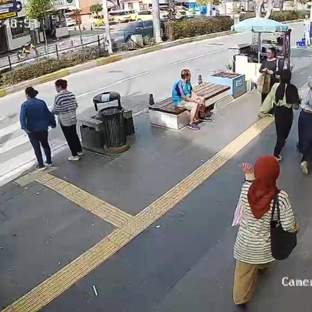 Yayalara çarpan motosiklet sürücüsü yaralılar yerde yatarken olay yerinden...