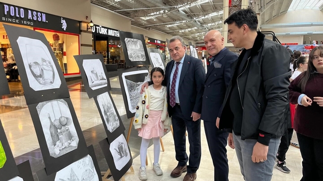 Kaymakam Öztürk sergi açılışına katıldı