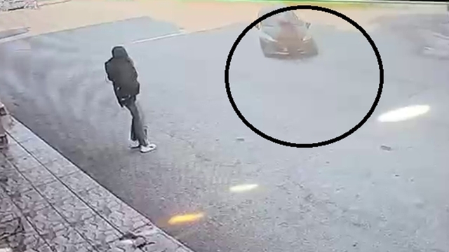 Karşıya geçmeye çalışan kadına otomobil çarptı: Kaza anı kamerada