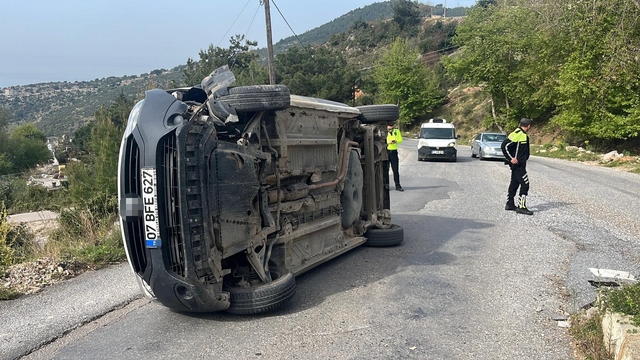 Alanya'da refüje çarpan hafif ticari araç devrildi: 1 yaralı