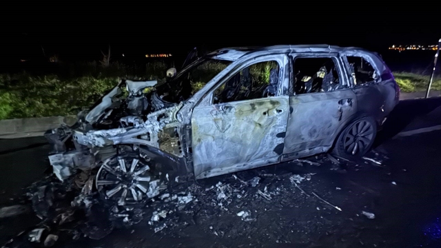 Kaputundan duman çıkan jip alevlere teslim oldu