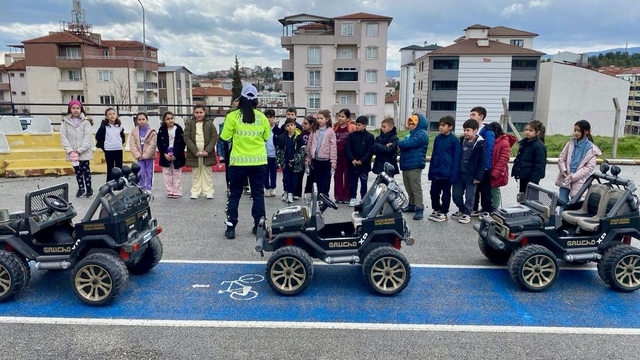 Bilecik'te öğrencilere uygulamalı trafik eğitimi