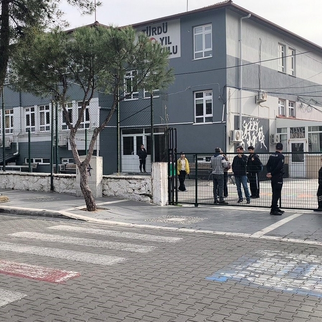 Menteşe'de okul önlerinde güvenlik duvarı