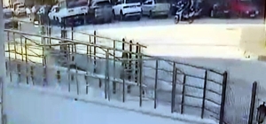 Motosiklet hafif ticari araca çarptı; o anlar kamerada