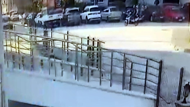 Motosiklet hafif ticari araca çarptı; o anlar kamerada